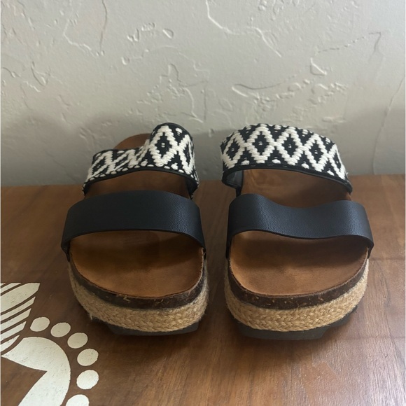 Marah sandals. Size 7-7.5 - Picture 2 of 5